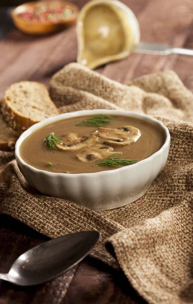 暗い木製の背景にディルとクローズアップとおいしいクリーミーなキノコのスープ. — ストック写真