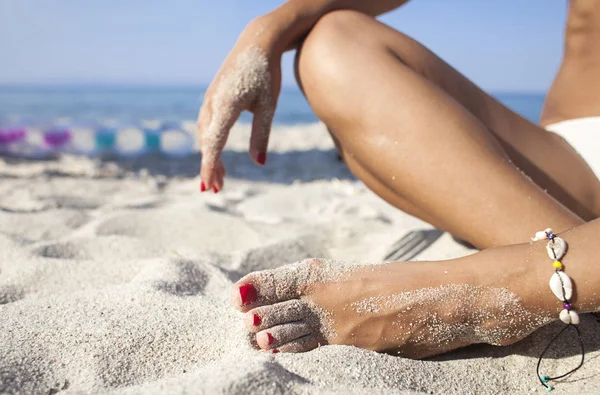 Mulher em relaxamento na praia tropical de areia, partes do corpo. Menina bronzeada na posição de Lótus, ioga e meditação — Fotografia de Stock