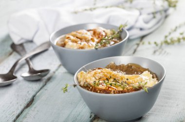 Kurutulmuş ekmek ve peynirli soğan çorbası.