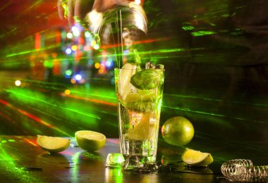 Barmenin barın arka planında mojito kokteyli yaparken yakın plan. Malzemeler ve aletler.