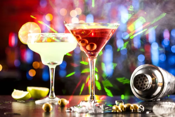 Two glasses with alcoholic drinks on a bar — Stock Photo, Image
