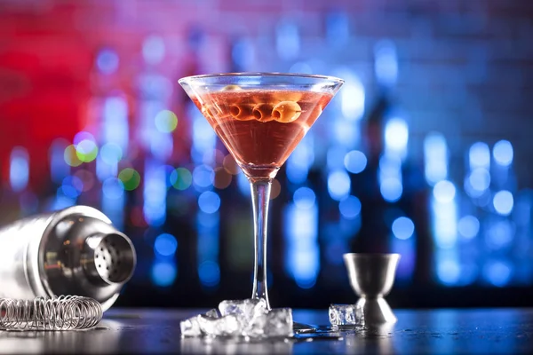 Glass with cosmopolitan cocktail on a bar — Stock Photo, Image