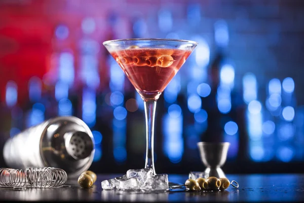 Glass with cosmopolitan cocktail on a bar — Stock Photo, Image