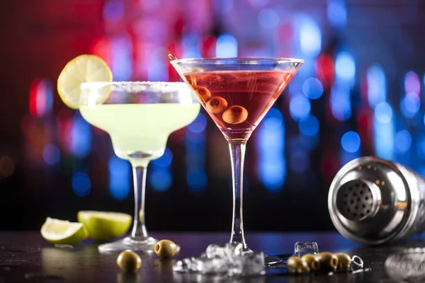 Dois copos com bebidas alcoólicas em um bar — Fotografia de Stock