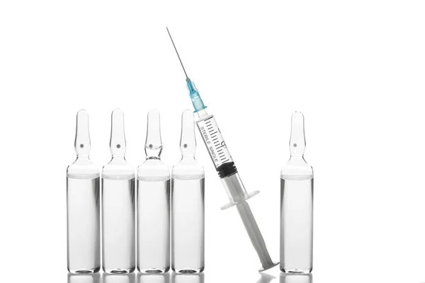 Medizinische Ampullen und Spritze aus Glas auf weißem Hintergrund — Stockfoto