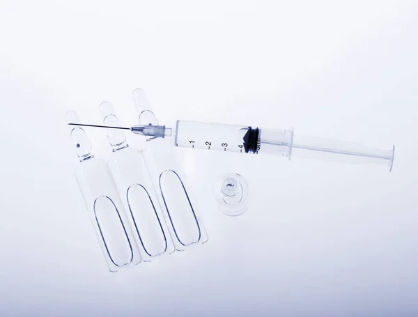 Glass medicine ampoules and Syringe on white background — Stock Photo, Image