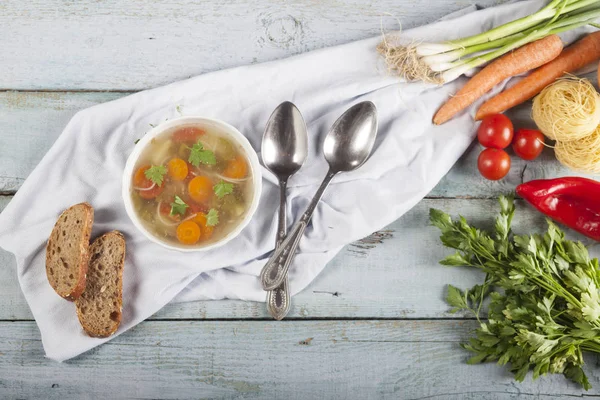 Deliziosa zuppa di verdure fatta in casa da vicino su un tavolo di legno blu. — Foto Stock