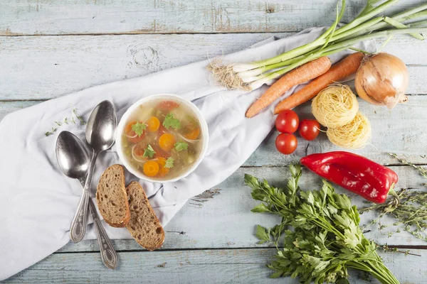 Pyszna zupa warzywna domowej roboty zbliżenie na niebieski drewniany stół. — Zdjęcie stockowe