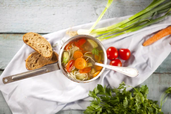 Deliziosa zuppa di verdure fatta in casa da vicino su un tavolo di legno blu. — Foto Stock