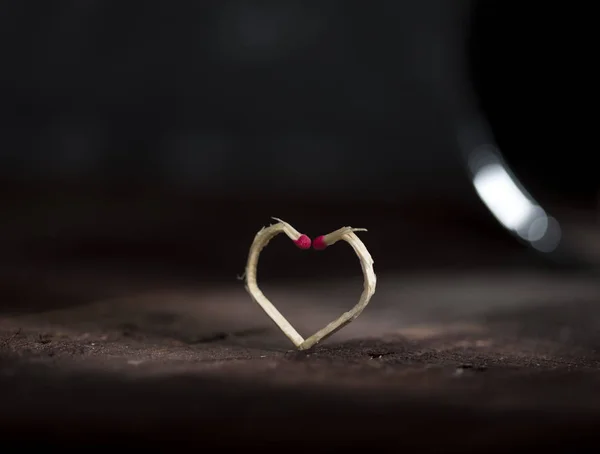 Dwie zapałki w kształcie serca. Pojęcie miłości. — Zdjęcie stockowe