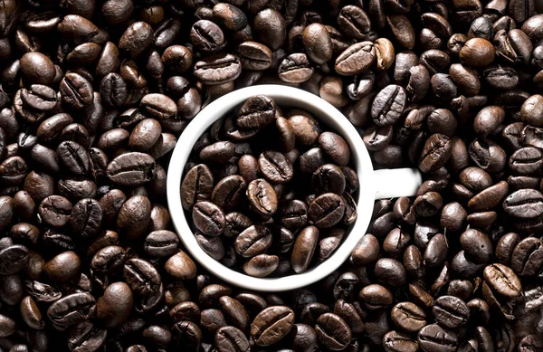 Copa llena y rodeada de granos de café. Imagen conceptual. — Foto de Stock