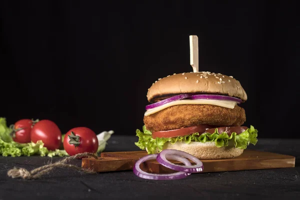 Świeży burger na czarnym tle z miejsca do kopiowania — Zdjęcie stockowe