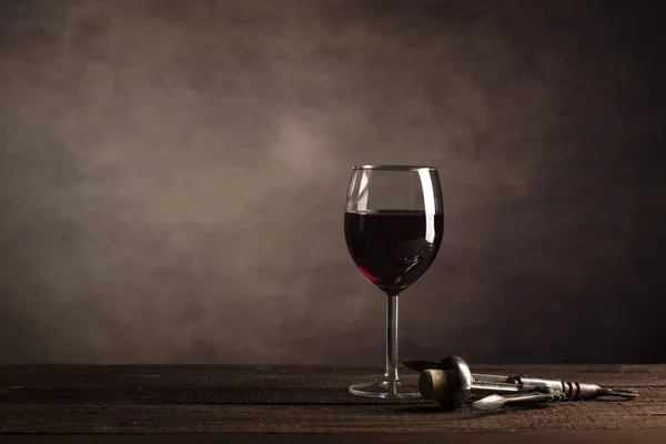 コピースペースと暗い背景にガラスの赤ワイン — ストック写真