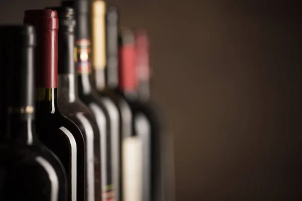 Weinflaschensammlung auf dunklem Hintergrund — Stockfoto