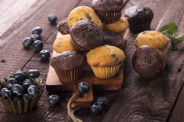 Las aletas de Blueberry y chocolate sobre fondo de madera — Foto de Stock