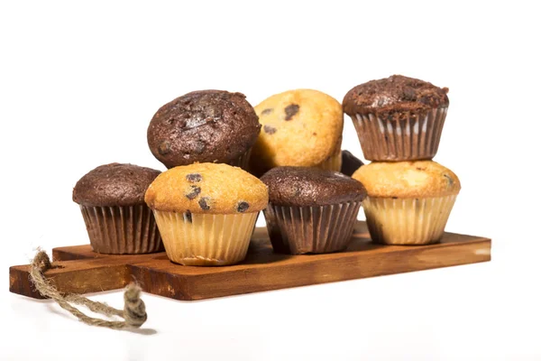 Verschiedene frische leckere Muffins isoliert auf weißem Hintergrund lizenzfreie Stockfotos