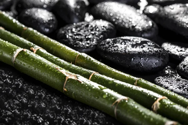 Bambu med svarta zen stenar på en svart bakgrund. Spakoncept — Stockfoto