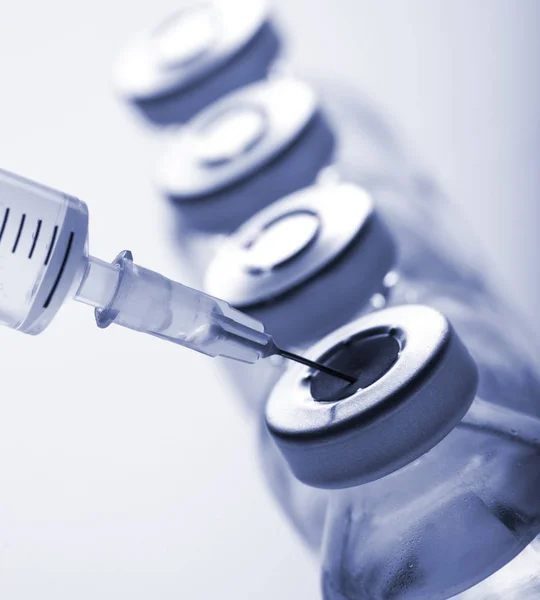Injektionsflaskor av glas och Spruta på vit bakgrund — Stockfoto