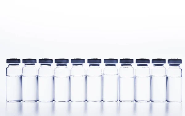 Medizinische Fläschchen aus Glas auf weißem Hintergrund — Stockfoto