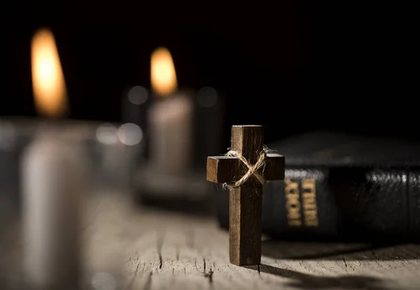 Santa Biblia y la cruz de madera sobre fondo oscuro — Foto de Stock