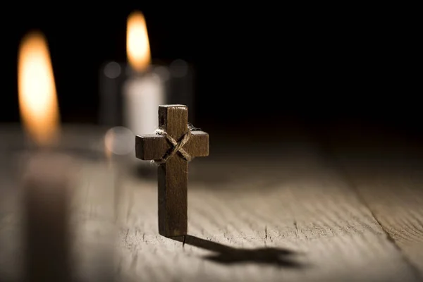 Cruces de madera y velas sobre fondo oscuro — Foto de Stock