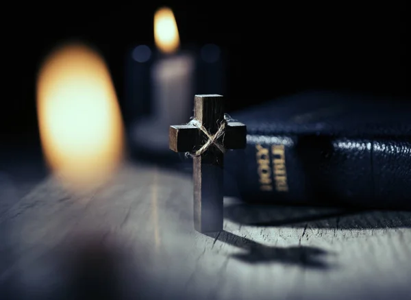 暗闇の中で聖書と木の十字架 — ストック写真