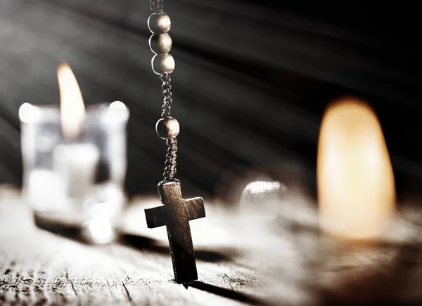 Rosenkranz Perlen und Kerzen auf Holzgrund — Stockfoto