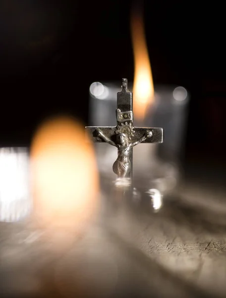 Cruces metálicas y velas en fondo oscuro —  Fotos de Stock