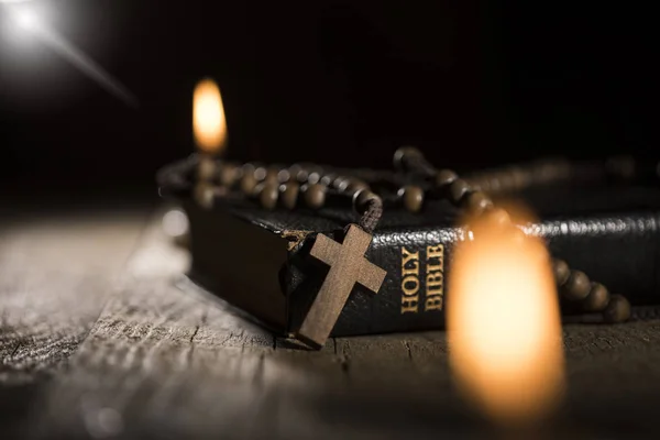 Heilige Bibel und Rosenkranzperlen auf Holzgrund — Stockfoto