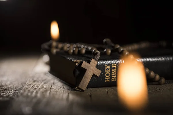 Santa Biblia y rosarios sobre fondo de madera — Foto de Stock