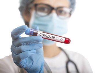 Coronavirus tarafından kirletilmiş biyolojik bir tüp ile mikrobiyolog beyaz arka planda Covid-19 etiketiyle