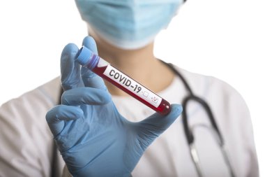 Coronavirus tarafından kirletilmiş biyolojik bir tüp ile mikrobiyolog beyaz arka planda Covid-19 etiketiyle