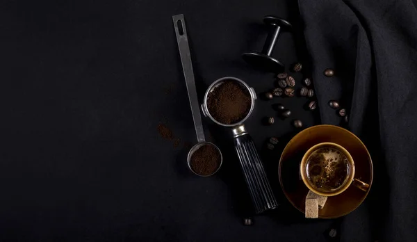 テキストのためのコピースペースと黒の背景にコーヒーメーカーのためのコーヒーや道具 ストック画像