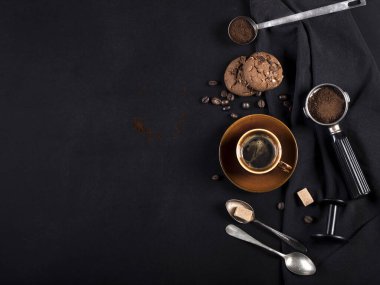 Kahve makinesi için kahve, kurabiye ve kap kacak siyah arka planda metin için fotokopi alanı