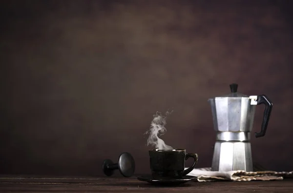 Taza Café Utensilios Para Cafetera Sobre Fondo Marrón Oscuro Con — Foto de Stock