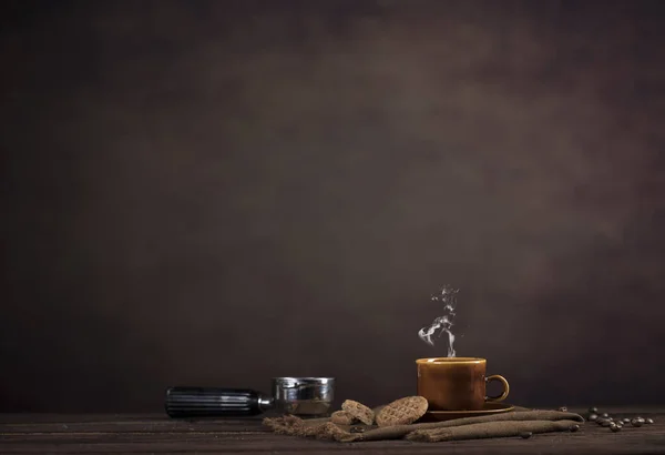 Caffè Biscotti Utensili Caffettiera Sfondo Marrone Scuro Con Spazio Copia — Foto Stock