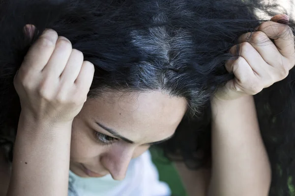 Donna Sta Tenendo Testa Controllando Capelli Bianchi — Foto Stock