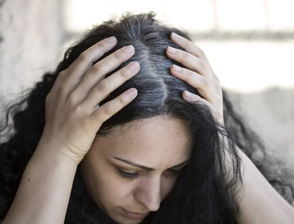 Donna Sta Tenendo Testa Controllando Capelli Bianchi — Foto Stock