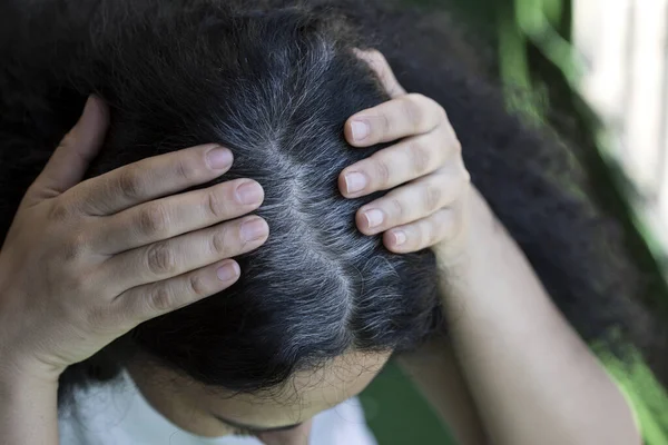 Vrouw Houdt Haar Hoofd Vast Controleert Haar Witte Haar Stockfoto