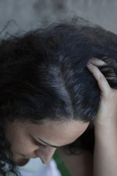 Vrouw Houdt Haar Hoofd Vast Controleert Haar Witte Haar Stockfoto