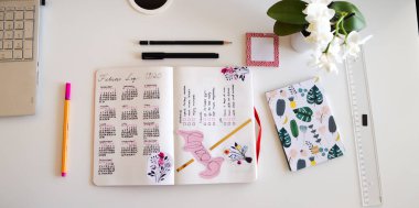 Günlük yaşam biçimi, Bullet Journal - Planer - Notebook - beyaz arkaplan, orkide, kalem, yapışkan notlar üzerine düzenlenmiş çatal bıçaklar ile üst görünüm