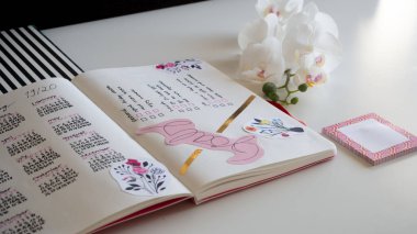 Karlsruhe, Almanya - 11,11.2019: Günlük yaşam tarzı, Bullet Journal - Planer - Notebook - Çapraz üst görünüm orkideyle izole edilmiş