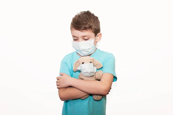 Niño Con Pelo Castaño Una Máscara Médica Coloca Contra Una —  Fotos de Stock