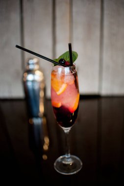 Buzlu ve limonlu kokteyl