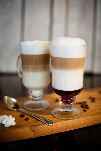 Cappuccino Camadas Duas Xícaras Suporte Madeira Uma Mesa Escura Fundo — Fotografia de Stock