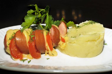 Pirinç ve sebzeli tavuk göğsü.