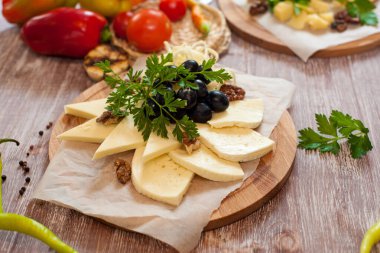 Peynirli ekmek, yeşillikli bitki, domates soğan ve ahşap mavi arka planda sos.