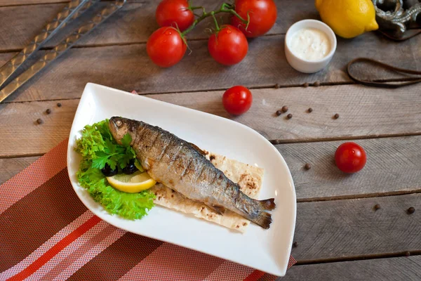 Food Photo Grilled Fish Trout Vegetables White Plate Onion Halves — Stock Photo, Image