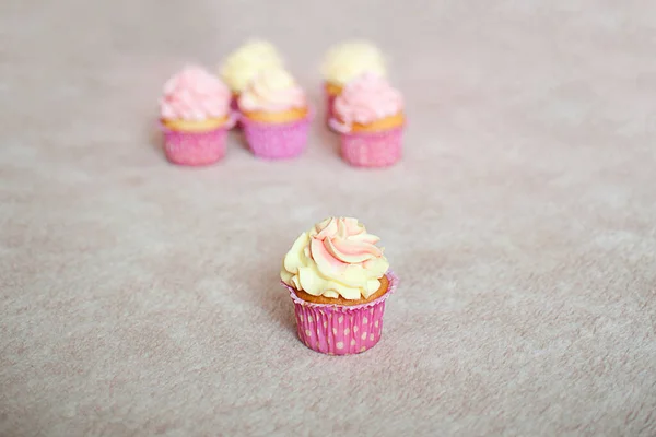 Cupcakes Med Grädde Rosa Och Gul Grädde Bakgrund — Stockfoto