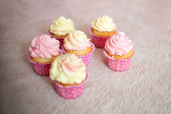 Cupcakes Krémově Růžové Žluté Smetanovém Pozadí — Stock fotografie